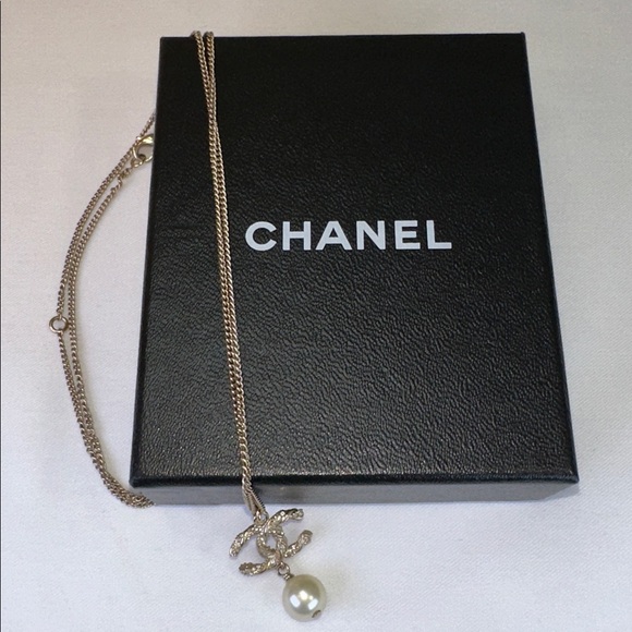 Chanel Gold and Pearl Pendant Necklace - Picture 11 of 12